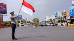 Lalu Lintas Disetop, Pengendara Ikut Hormat Proklamasi