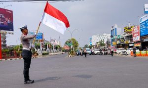 Lalu Lintas Disetop, Pengendara Ikut Hormat Proklamasi Lalu Lintas Disetop, Pengendara Ikut Hormat Proklamasi