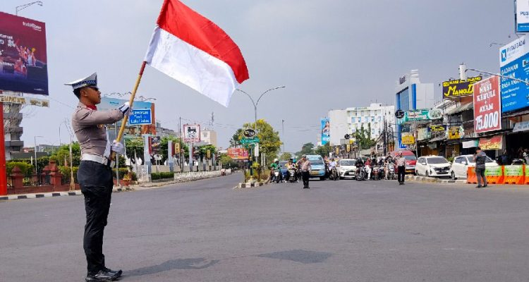 Lalu Lintas Disetop, Pengendara Ikut Hormat Proklamasi