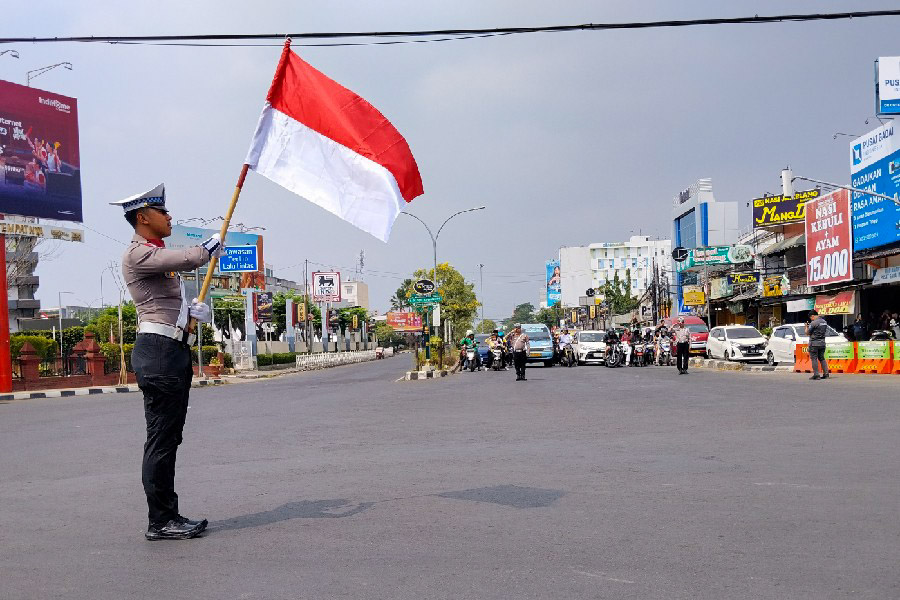 Lalu Lintas Disetop, Pengendara Ikut Hormat Proklamasi Lalu Lintas Disetop, Pengendara Ikut Hormat Proklamasi