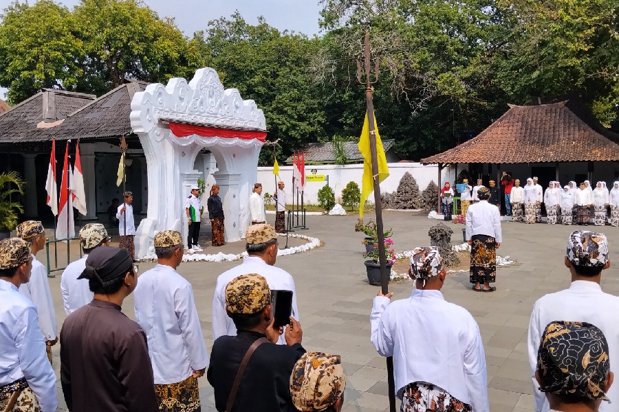 Merah Putih Berkibar di Keraton Kasepuhan Cirebon Upacara HUT RI ke-81 di Keraton Kasepuhan Cirebon