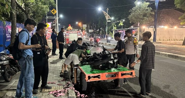 Motor Suzuki GSX Terbakar di Dekat Perlintasan Kereta Api