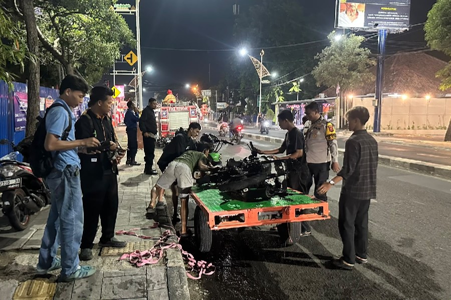 Motor Suzuki GSX Terbakar di Dekat Perlintasan Kereta Api
