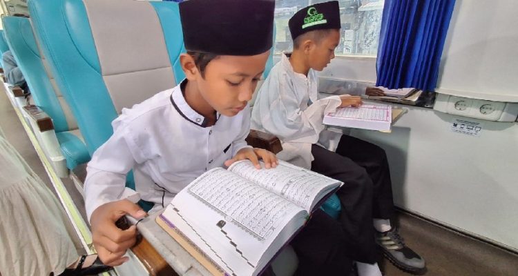 Ngaji di Atas Kereta, Ikhtiar Hadirkan Perjalanan Aman dan Nyaman