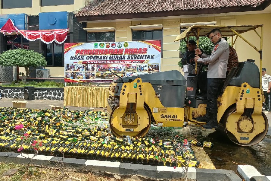 Operasi Miras di Majalengka Sita 5.19 Botol Minuman Keras Operasi Miras di Majalengka Sita 5.195 Botol Minuman Keras