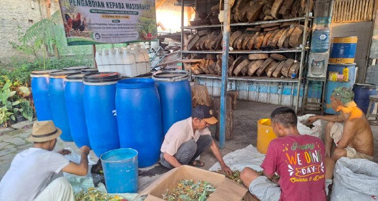 Warga Cangkoak Sulap Limbah Organik Menjadi Eco Enzim