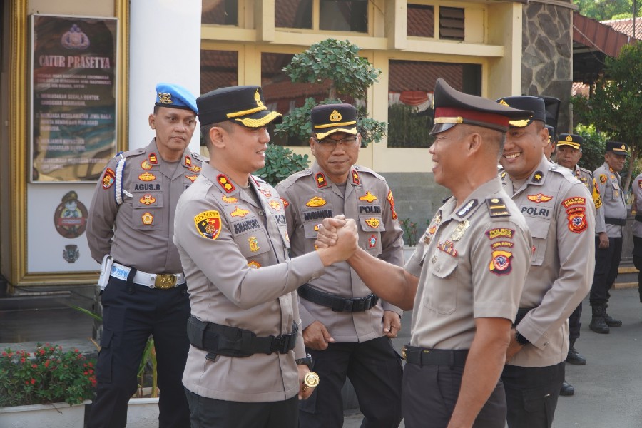 Dua Anggota Polres Cirebon Kota Dapat Kenaikan Pangkat Pengabdian