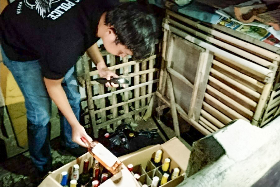 Razia, Petugas Temukan Puluhan Miras Berbagai Merek di Kandang Ayam