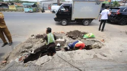 Drainase Jalan Tentara Pelajar Dibangun, Sungai Cigeujeng Ikut Dibersihkan