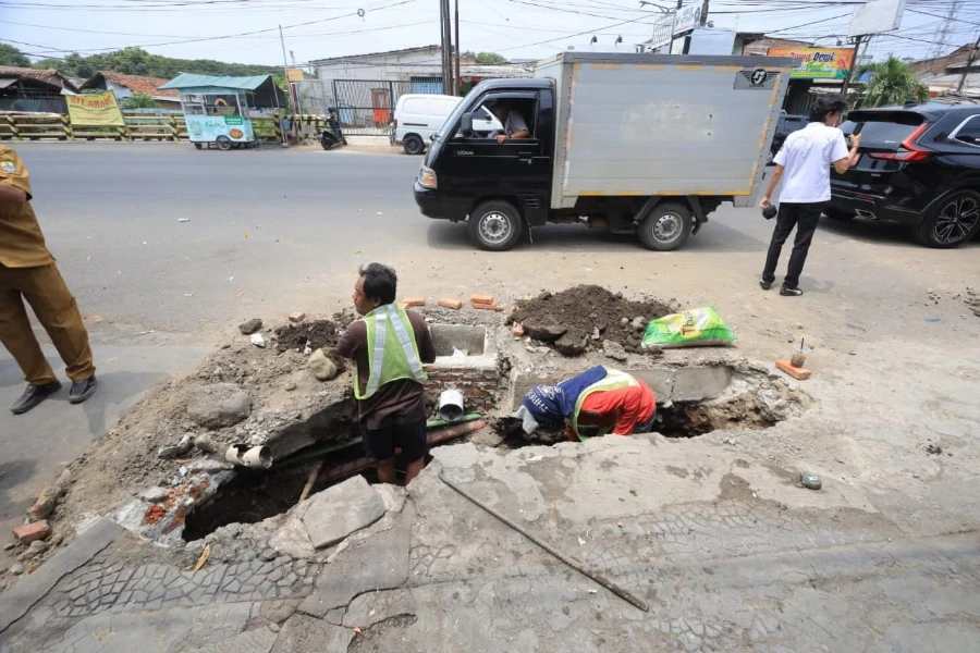 Drainase Jalan Tentara Pelajar Dibangun, Sungai Cigeujeng Ikut Dibersihkan