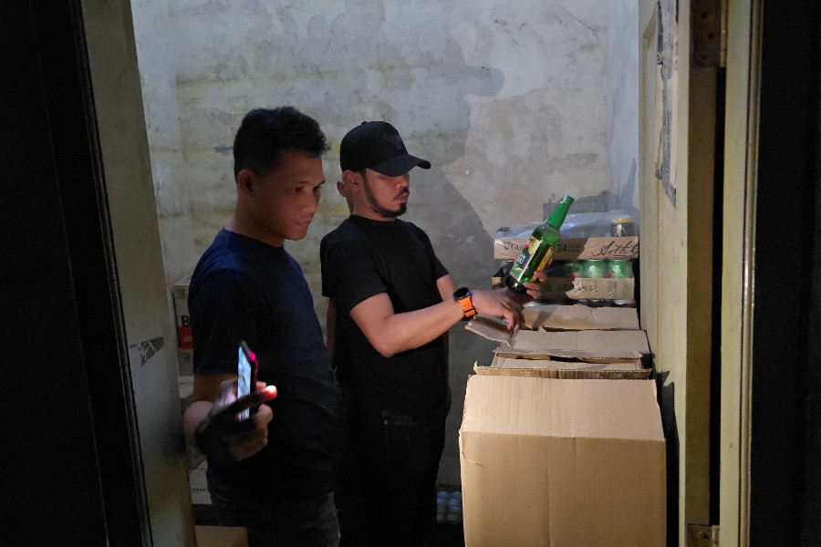 Satresnarkoba Cirebon Kota Amankan 442 Botol Miras dari Warung di Panjunan